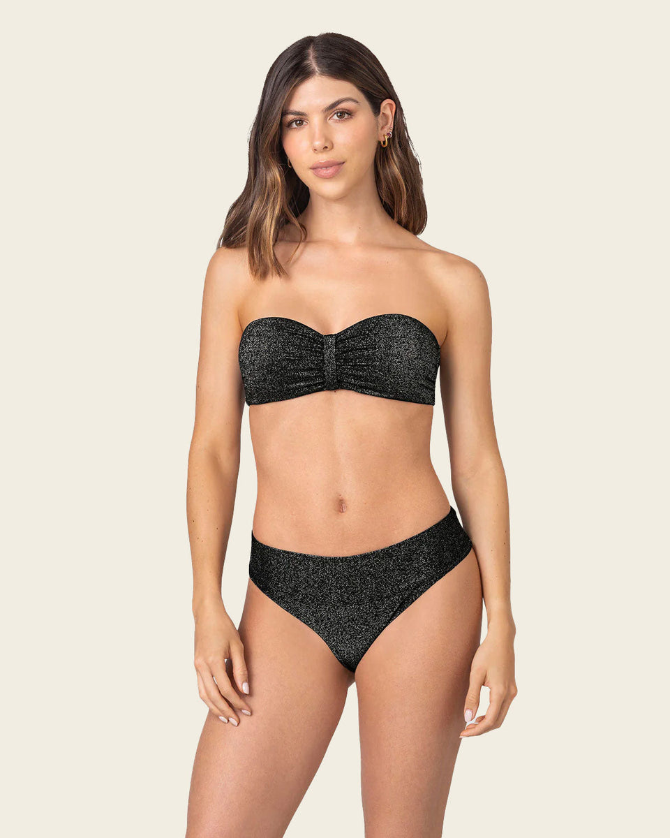 Bikini en tela brillante sin  tirantes y braga de laterales anchos